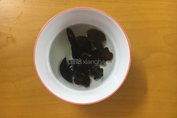 五彩砂锅汤面的做法图解2