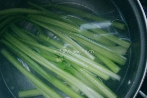 凉拌芹菜的做法图解2