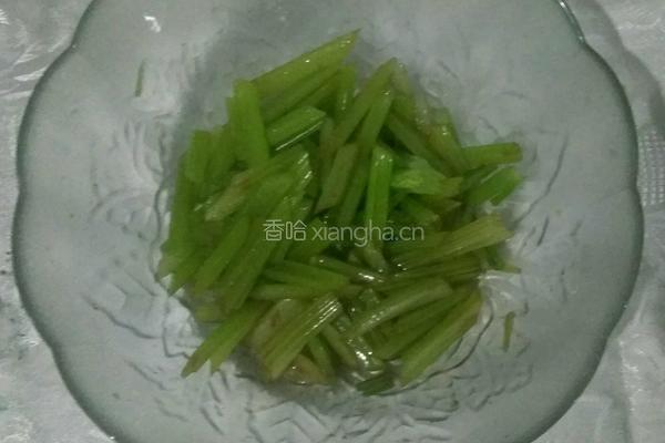 凉拌芹菜的做法图解5