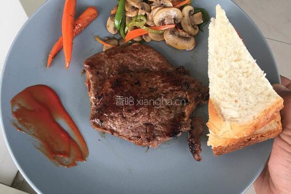 牛排全麦面包早餐组合