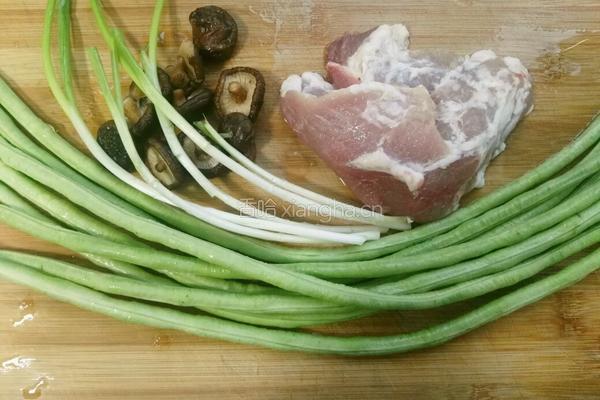 豆角酿肉的做法图解1