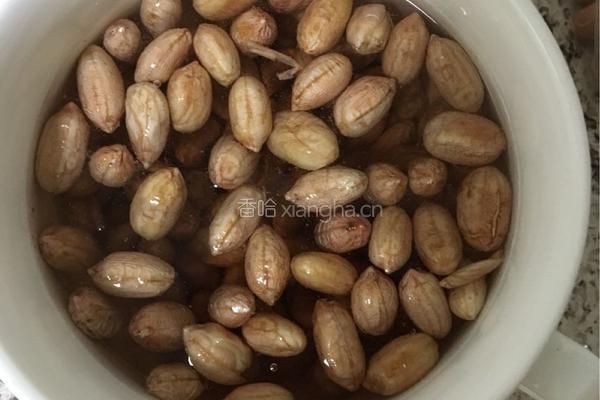 水煮花生米的做法图解1