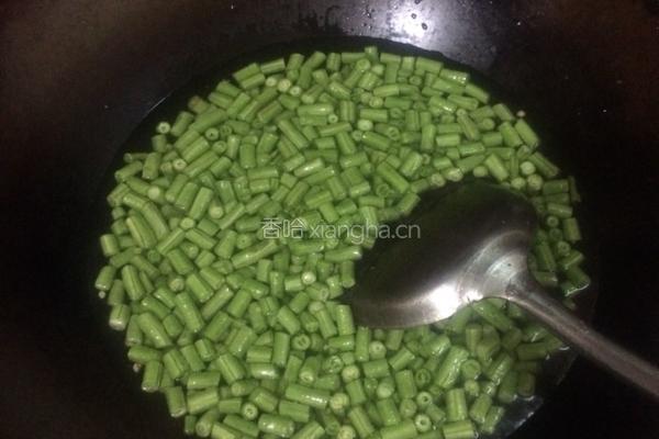 豆角橄榄菜的做法图解2