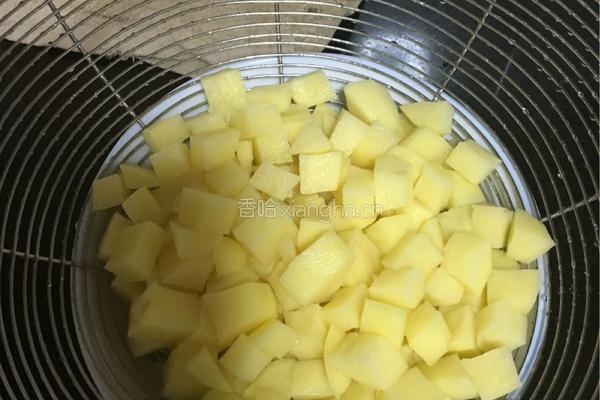 土豆炒肉的做法图解1
