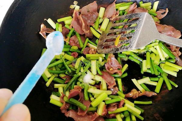 蒜苗鸡胗小炒的做法图解9
