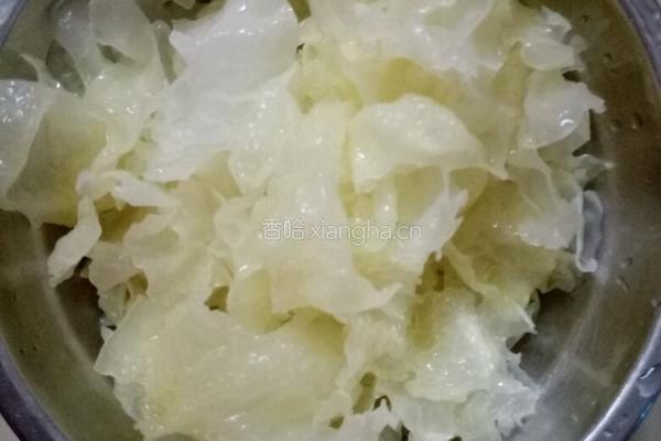 银耳木瓜羹的做法图解1
