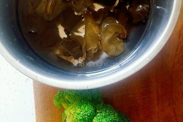 蚝油西蓝花的做法图解1