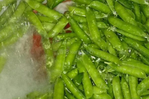 蒸豌豆荚的做法图解1