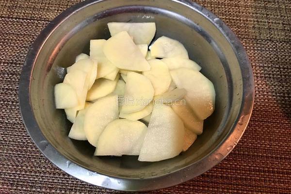 土豆片肉末汤的做法图解1