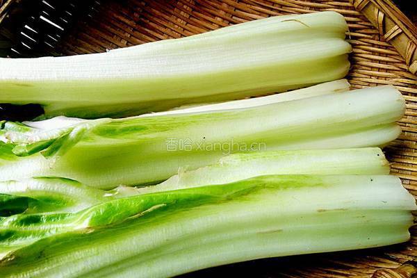 泡椒牛皮菜炒蚕豆的做法图解1