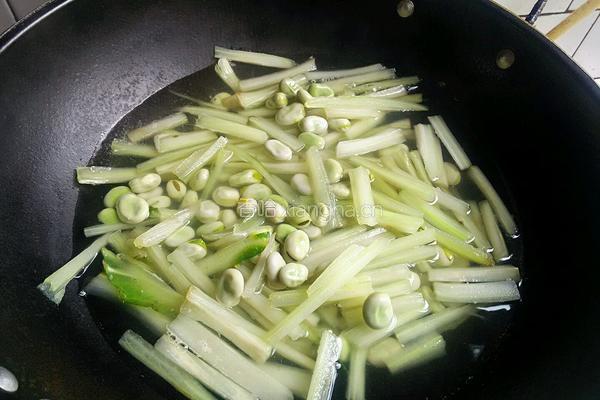泡椒牛皮菜炒蚕豆的做法图解3