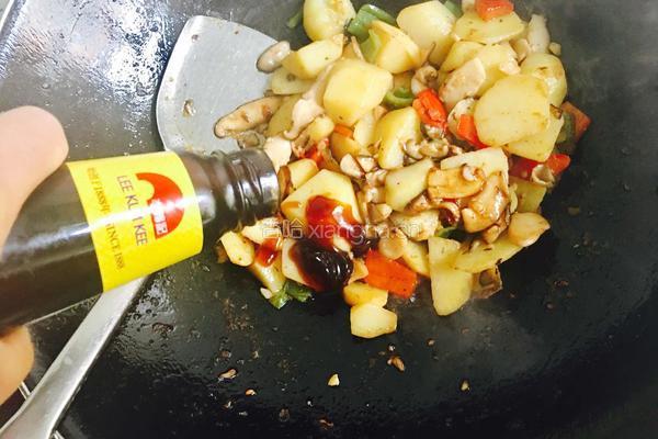 香菇焖土豆的做法图解13