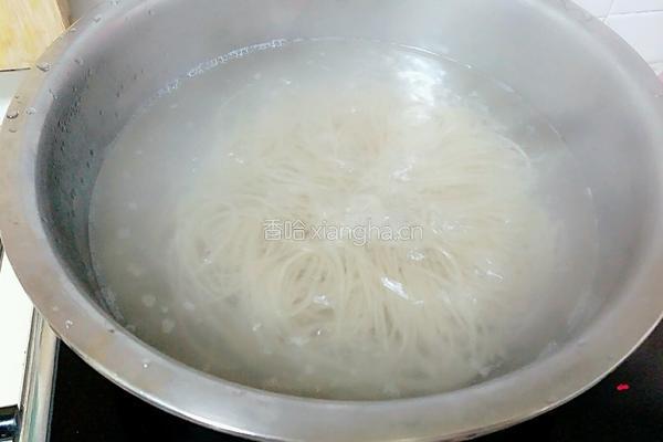 五彩菠菜烩的做法图解2