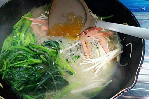 五彩菠菜烩的做法图解8