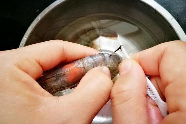 「Cathy边吃边营养」蒜蓉粉丝蒸大虾的做法图解2