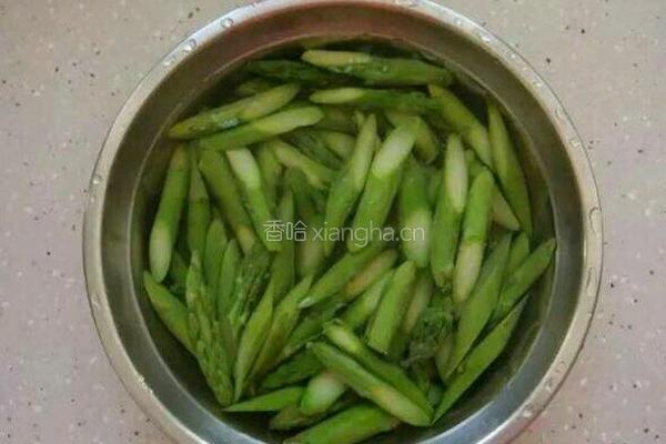 芦笋虾仁的做法图解1