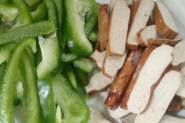 豆腐干炒灯笼椒的做法图解1