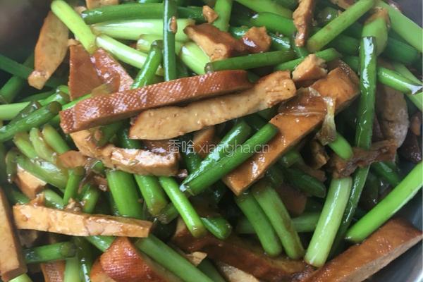 五香豆干炒蒜薹的做法图解8