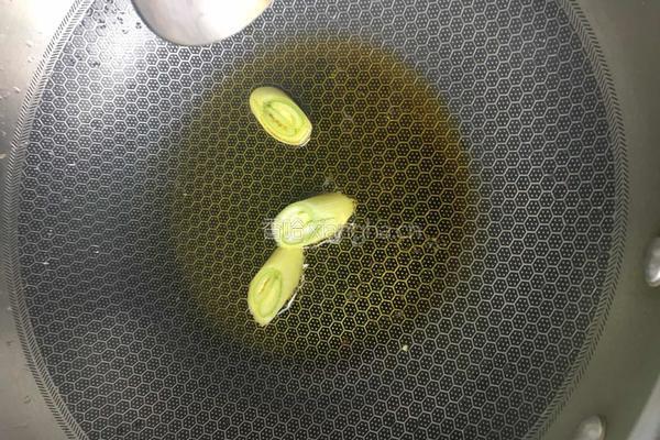 五香豆干炒蒜薹的做法图解2
