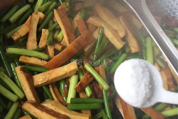 五香豆干炒蒜薹的做法图解7
