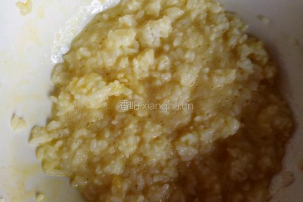 豆瓣酱鸡蛋炒米饭的做法图解1