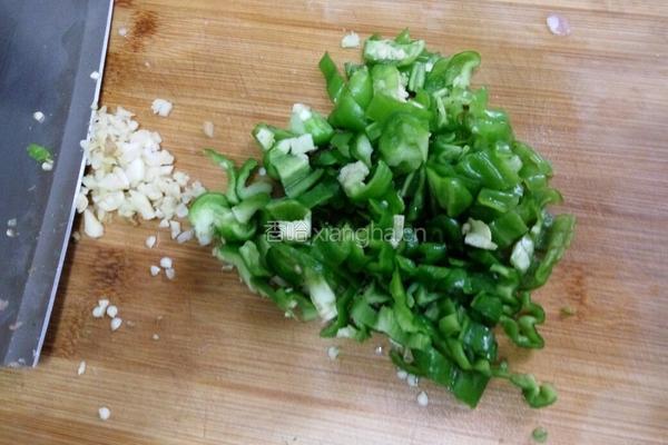 椒盐玉米里脊肉丁的做法图解1