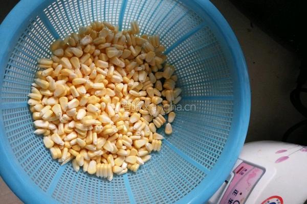 椒盐玉米里脊肉丁的做法图解2
