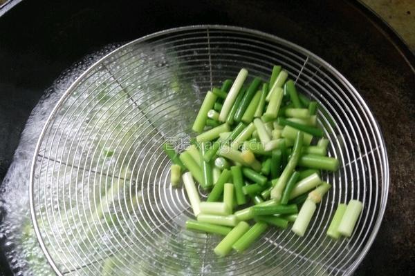 香辣蒜苗鸡胗的做法图解3