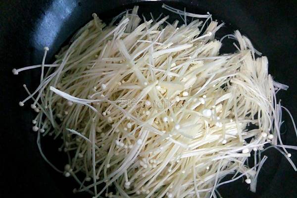 麻辣金针菇的做法图解3