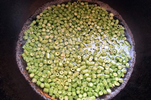 榄菜肉末炒豆角的做法图解4