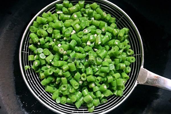 榄菜肉末炒豆角的做法图解5