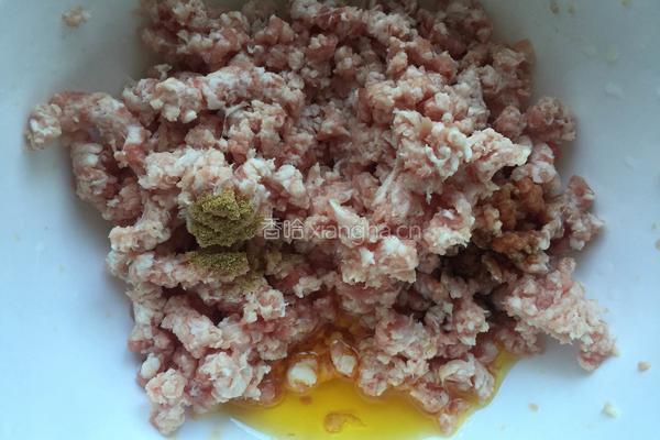 猪肉韭菜馅儿的做法图解3