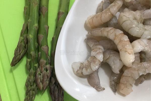 芦笋炒虾仁的做法图解1