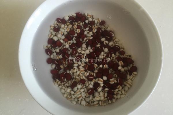 薏米红豆粥的做法图解2