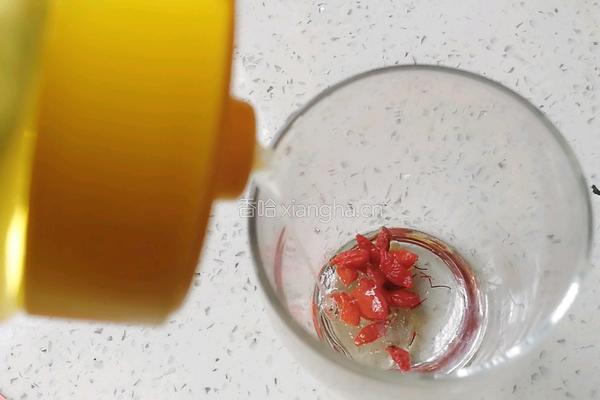 红花蜂蜜枸杞茶的做法图解4