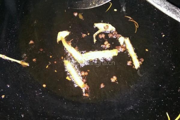 酸菜洋芋蚕豆汤的做法图解3