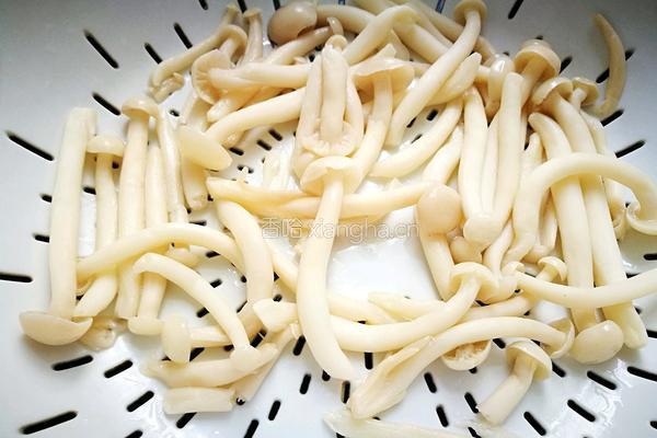 「Cathy边吃边营养」海鲜菇丸子靓汤的做法图解3