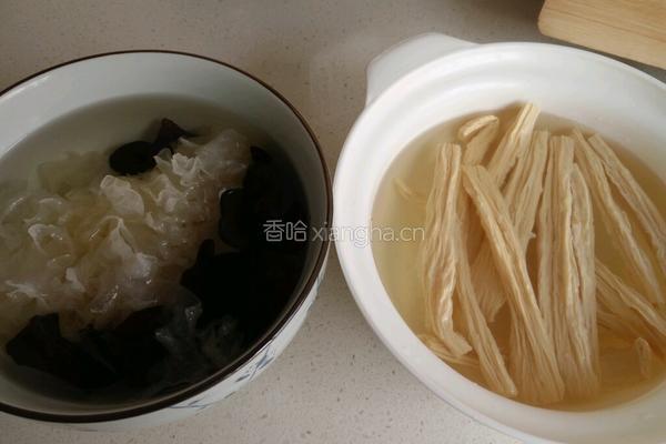 腐竹炒双耳的做法图解1
