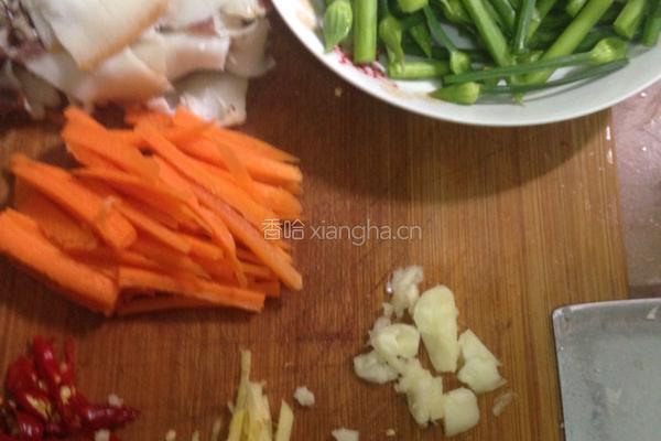 腊肉炒韭菜苔的做法图解2