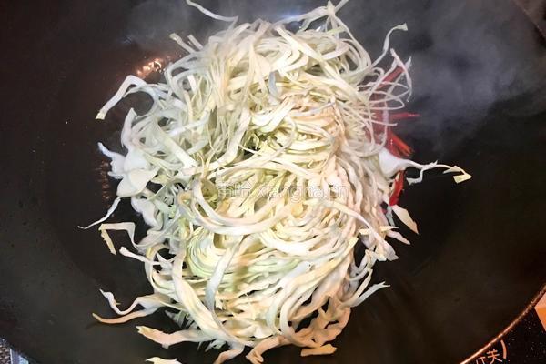 蚝油包菜丝的做法图解2