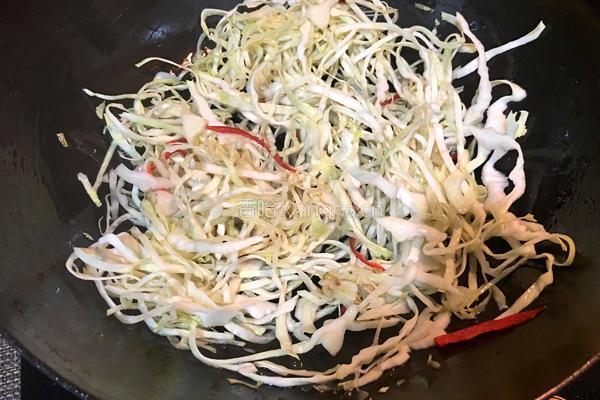 蚝油包菜丝的做法图解3
