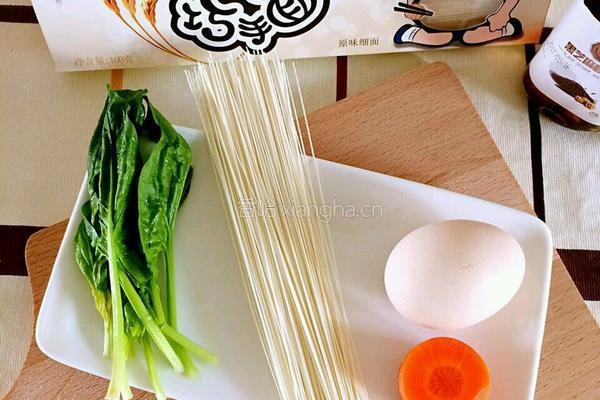 胡萝卜青菜细面的做法图解1