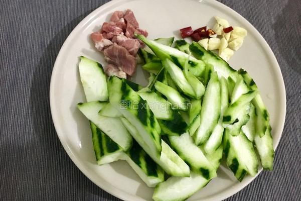 家常瘦肉炒丝瓜的做法图解1