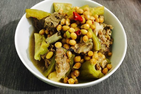 高压锅焖苦瓜黄豆排骨煲的做法图解3