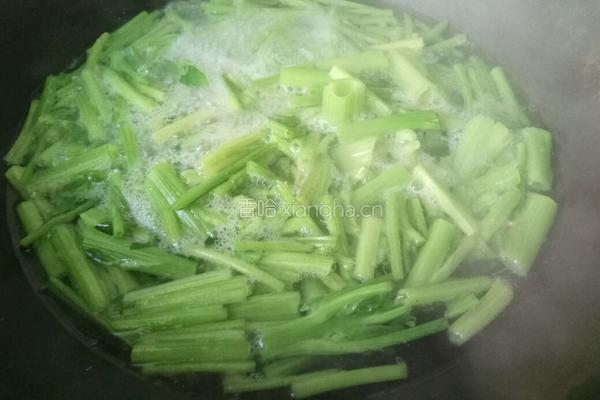 老屋私房菜肉炒菠菜梗的做法图解1