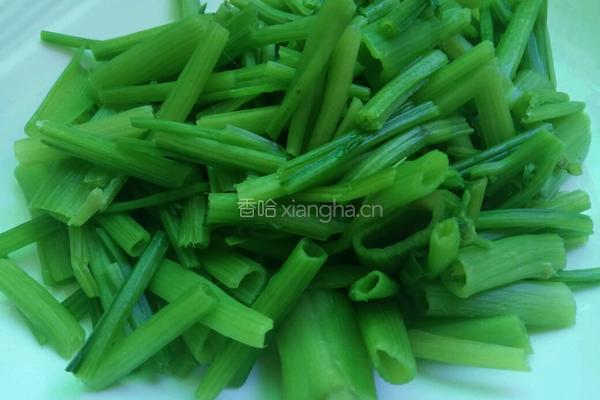 老屋私房菜肉炒菠菜梗的做法图解2
