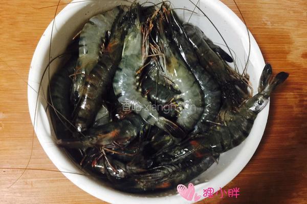咖喱虾仁的做法图解1
