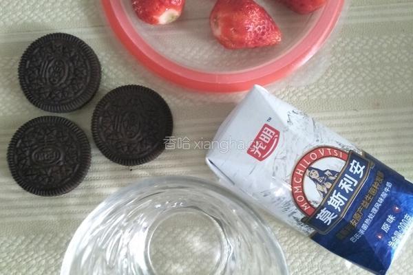 奥利奥草莓酸奶杯的做法图解1