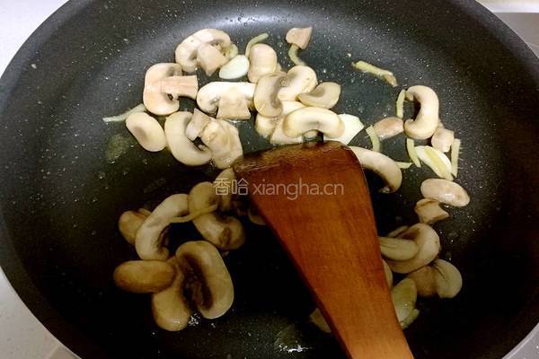 西兰花炒蘑菇的做法图解7