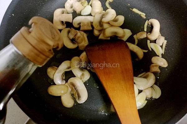 西兰花炒蘑菇的做法图解8